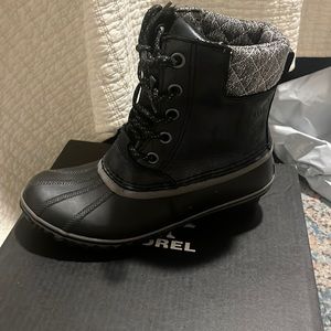 Sorel Slimpack II Lace Waterproof boots. Women size 9. NEW - never been worn!!